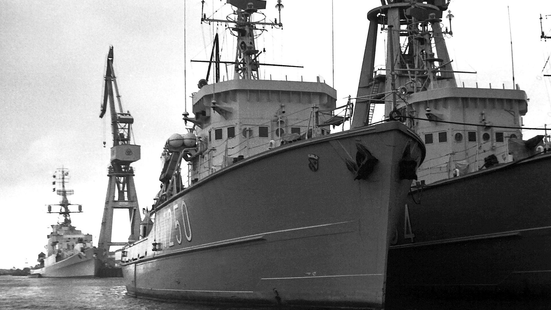 Küstenminensuchboot M 1250 Vegesack in Wilhelmshaven im Juli 1963.