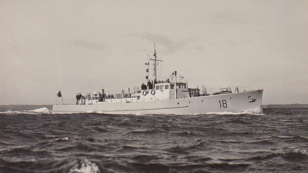 Räumboot R18 der Kriegsmarine auf See